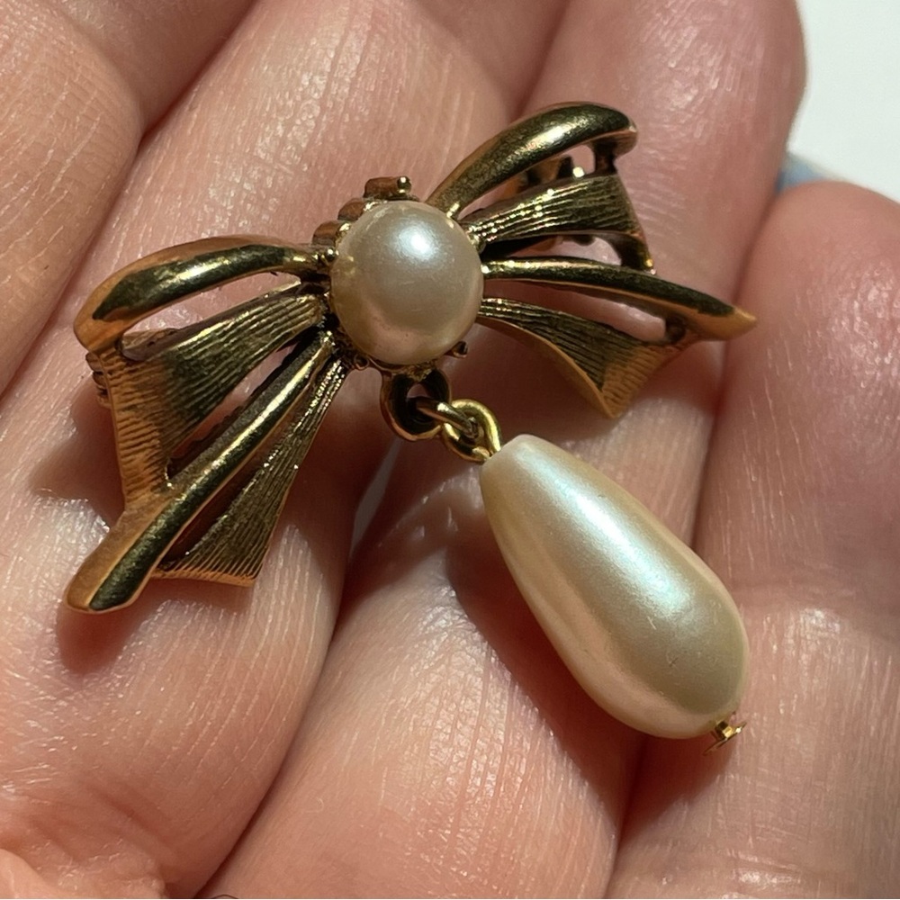 Vintage goldtone & faux pearl bow dangle brooch romantic coquette